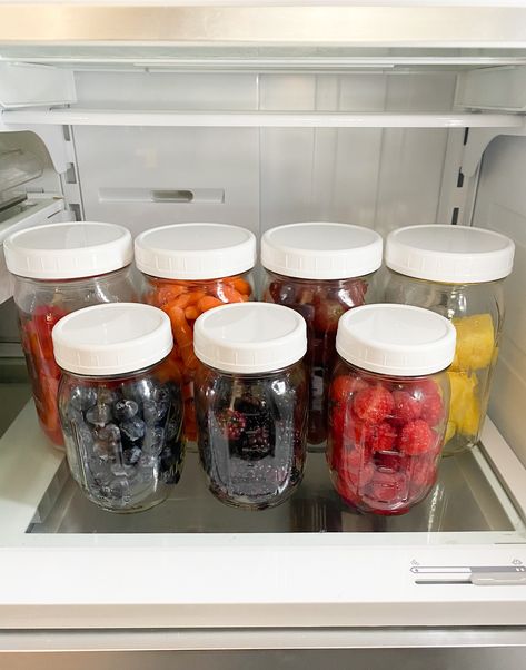 MUST TRY this fruit in mason jars hack! the how-to berry, fruit & veggie prep for the whole week tutorial is so helpful and helps you with meal prep and healthy eating all week long Fruit, Food Storage, Mason Jars, Snacks, Organisation, Fruit And Vegetable Storage, Fruit Storage, Storing Fruit, Mason Jar Meals