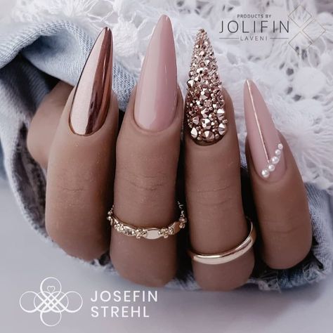 30 Stiletto Nail Designs on Black Women That Are Stunning! - Coils and Glory Nail Designs, Gold Nails, Ongles, Fancy Nails, Gorgeous Nails, Mauve Nails, Dope Nails, Nails Inspiration, Stiletto Nails Designs