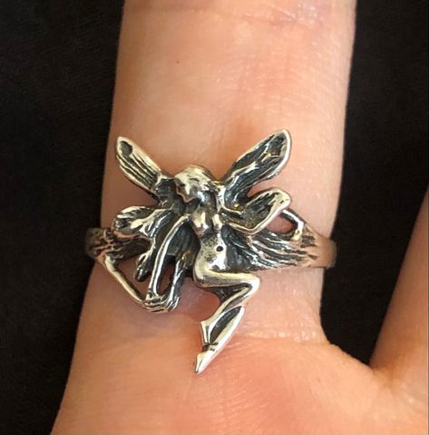 Fairy ring earth grunge silver jewellery woman wings rory gilmore alt punk rock goth aesthetic Bijoux, Piercing, Punk, Punk Rock, Grunge, Goth Ring, Goth Jewelry, Fairy Ring, Dream Jewelry