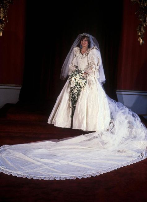 Los 10 vestidos de novia más horteras de las famosas. ¿Recuerdas el de Lady Di? Lady, Wedding, Beautiful, Princess, Royal, Diana, Prince Charles Wedding, Diana Wedding, Hrh