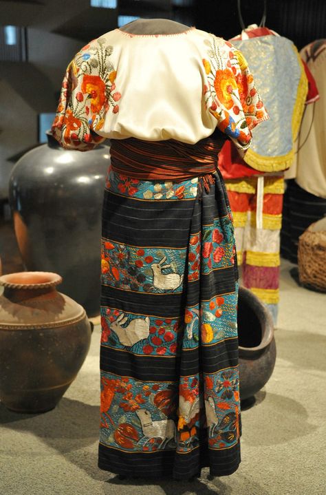 Nahua Clothing Mexico Guerrero Acatlan by Teyacapan Indigenous Mexican Clothing, Traditional Aztec Clothing, Traditional Chilean Clothing, Latin American Clothing, Aztec Traditional Clothing, Aztec Clothing Traditional, Mayan Clothes, Traditional Mexican Clothing, Aztec Clothes