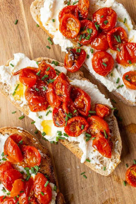 3 pieces of Slow Roasted Cherry Tomato Ricotta Toast on a wooden board. Healthy Recipes, Tomato And Cheese, Tomatoes On Toast, Tomato Dishes, Tomatoes Ricotta, Tomato Recipes, Roasted Tomatoes, Roasted Cherry Tomatoes, Ricotta Toast