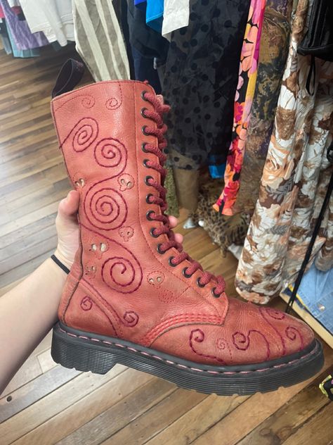 Ways To Style Cowboy Boots, Vintage Shoes Aesthetic, Spiral Outfit, Vintage Doc Martens, Vintage Core, Gothic Hippie, Funky Shoes, Funky Outfits, Embroidery Shoes