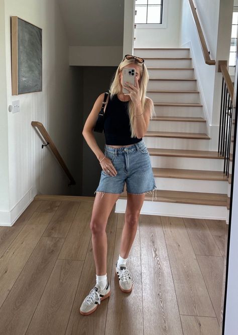 Jean Shorts Casual Outfits, Basic Nyc Outfits, Women Denim Shorts Outfits, Women Jean Shorts Outfits, Medium Length Jean Shorts, Denim Short Summer Outfit, Midi Jean Shorts Outfit, Wide Leg Jean Shorts Outfit, Outfit Jean Shorts