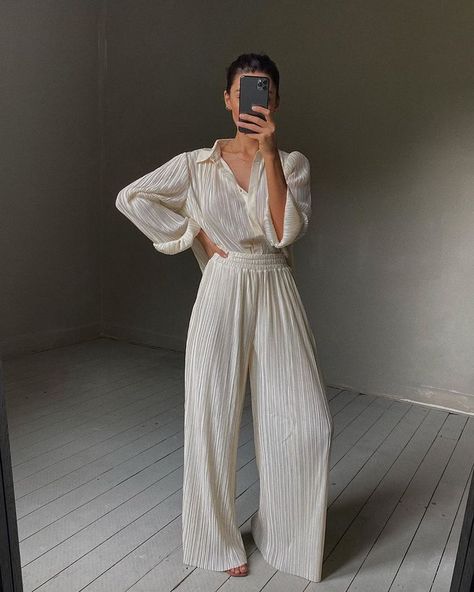 The best loungewear trend: flowy pants Casual Fridays, Casual Outfits, Outfits, Womens Fashion, Casual, Loungewear, Loungewear Outfits, Comfy Outfits, Comfy Pants