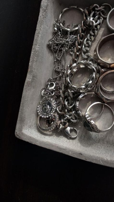 Chains, grunge accessories, rings, silver chains silver rings, rickowens Friends, Diy, Grunge Ring, Grunge Jewelry, Metal Rings, Thick Silver Chains, Accessories Rings, Silver Jewlery, Grunge Accessories