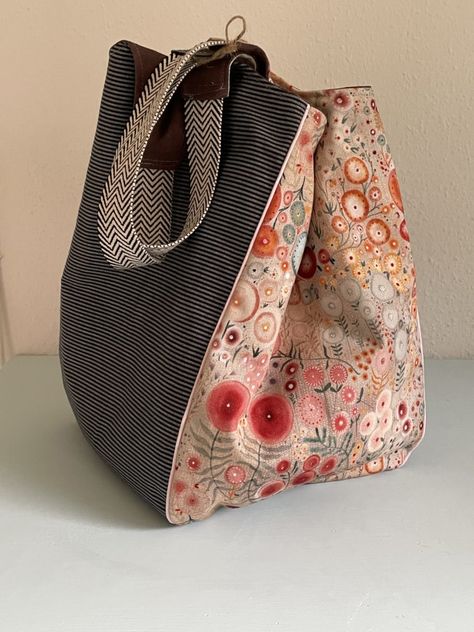 Einkaufstasche nähen: Quietschvergnügt-Tasche mit gratis Schnittmuster Bags, Knitting, Stricken, Taschen, Bag Pattern, Diy Bag, Jeans Diy, Basteln, Diy Sewing