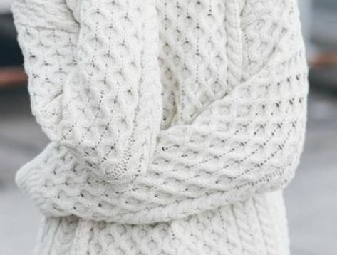 irische-Pullover-Damen-weiß-schönes-Strickmuster Crochet, Diy, Pullover, Stricken, Pulls, Merino Wool, Merino Wool Blanket, Sweater, Wool