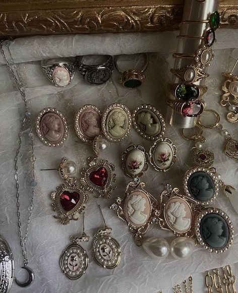 Bijoux, Vintage, Vintage Jewelry Antique, Vintage Jewellery, Vintage Jewlery, Vintage Accessories Jewelry, Vintage Earrings, Jewelry Accessories, Vintage Jewelry
