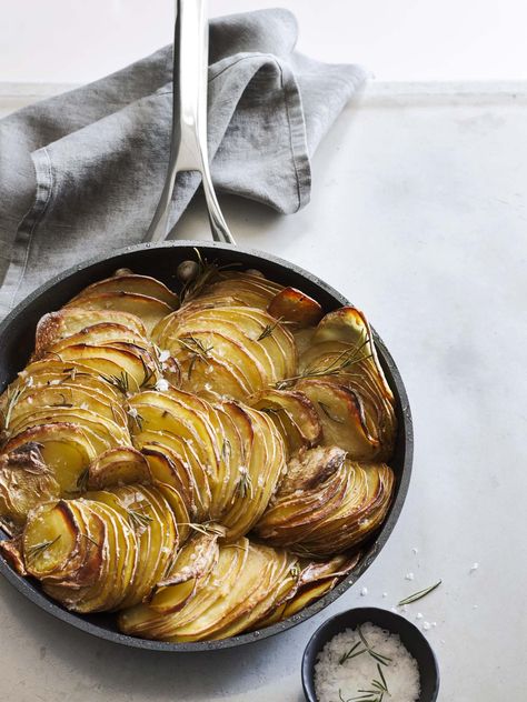 Crispy, buttery and aromatic with fresh rosemary, these potatoes are the perfect partner for the holiday turkey. Cooking, Eten, Koken, Borden, Chef, Cuisine, Rezepte, Crispy, Gourmet