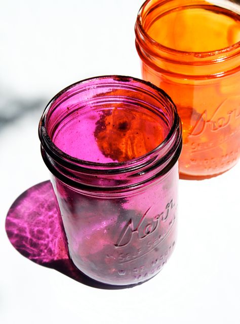 So Cool: How to Make Colored Mason Jars in 4 Easy Steps Upcycling, Crafts, Mason Jars, Mod Podge, Food Coloring, Modge Podge, Colored Mason Jars, Creative Crafts, Jar