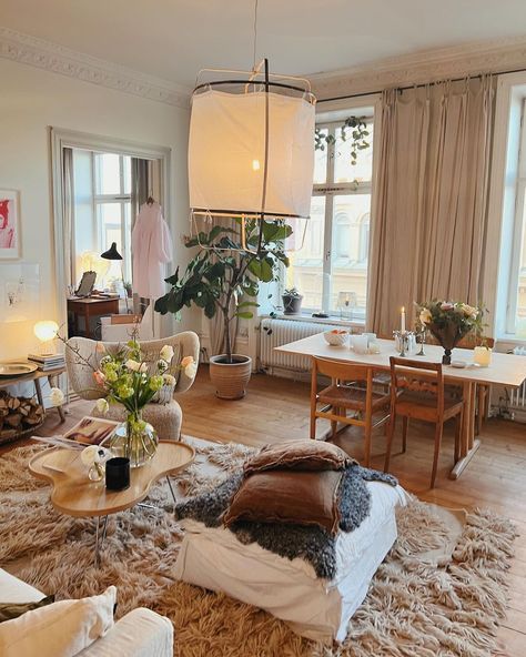 Elsa Billgren on Instagram: “Ett vardagsrum jag gillar 🍃” Interior, Home, Inredning, Elle Decor Living Room, Cozy House, Interieur, Apartment Decor, Arredamento, Haus