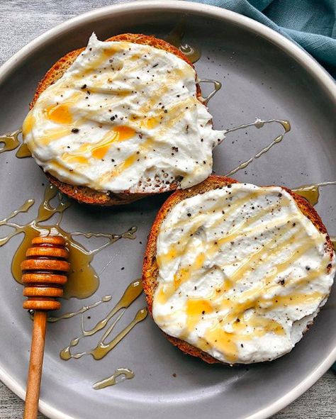 This Honey Whipped Ricotta Toast recipe is featured in the Toast and Tartine feed along with many more. Essen, Breakfast Recipes, Sandwiches, Breakfast Brunch, Breakfast Toast, Easy Meals, Healthy Breakfast, Healthy Breakfast Recipes, Easy Healthy
