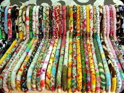 Quilts, Decoupage, Upcycled Crafts, Patchwork, Fabric Covered Hangers, Scrap Fabric Projects, Scrap Fabric Crafts, Fabric Scraps, Diy Fabric Crafts