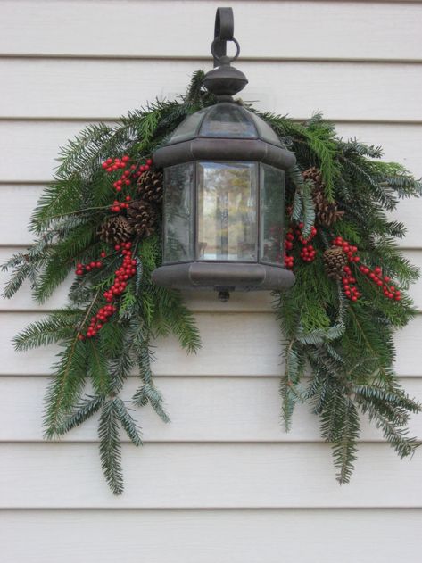 Chic Outdoor Christmas Decorating Ideas | Apartment Therapy Apartment Therapy, Decoration, Décor Ideas, Outdoor Christmas Decorations, Front Porch Christmas Decor, Outdoor Christmas, Farmhouse Christmas, Rustic Christmas Wreath, Christmas Decor Diy