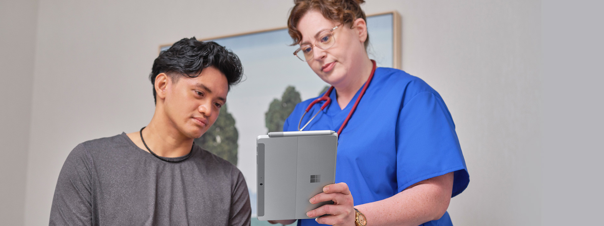 Eine Pflegekraft verwendet ein Surface Pro, um einen Patienten aufzunehmen