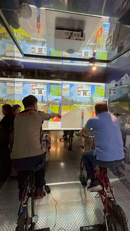 侯友宜市長體驗「常壓低氧艙」T-SoX飈動室內互動式訓練台以約1500公尺稀薄高地的低氧環境，並以坡度+3~+5%爬升模擬實境坡度，進行心肺訓練體驗，進行室內騎乘體驗。
