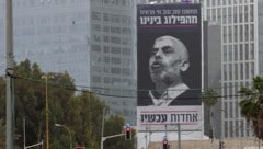 „Denk gut darüber nach, wer von unserer Spaltung profitiert – Einigkeit jetzt“, steht auf einem Plakat in Israel, das Hamas-Chef Jihia al-Sinwar zeigt. (Bild: AFP/JACK GUEZ)