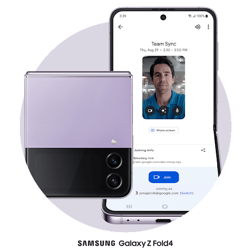 Un téléphone Pixel Fold fermé se trouve à côté d'un téléphone pliable ouvert à l'horizontale. Une conversation Google Meet intitulée « Synchronisation d'équipe ». La personne à l'autre bout du fil écoute.
