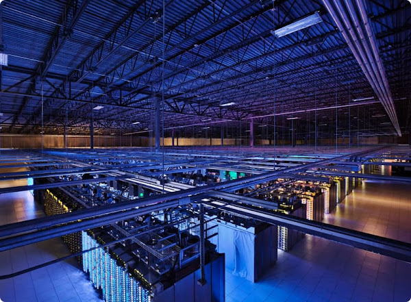 Interior de un centro de datos de Google Cloud que muestra varias filas de servidores con una vista desde arriba.