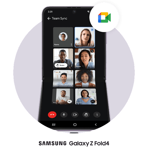 Le logo de Google Meet survole un téléphone pliable ouvert à l'horizontale. Un clavardage vidéo est en cours avec sept autres appelants.