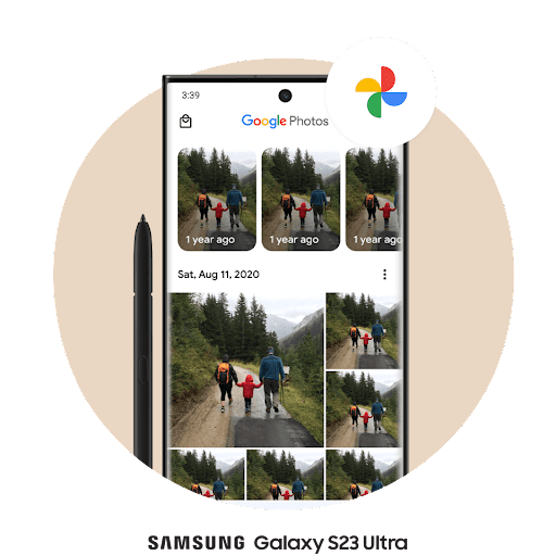 Trên màn hình điện thoại Android, ứng dụng Google Photos đang mở và hiện một lưới ảnh. Ở góc trên cùng bên phải của điện thoại đó là biểu trưng Google Photos.