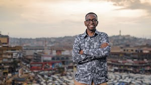 Conoce al hombre cuya misión es usar la inteligencia artificial para limpiar el aire de África