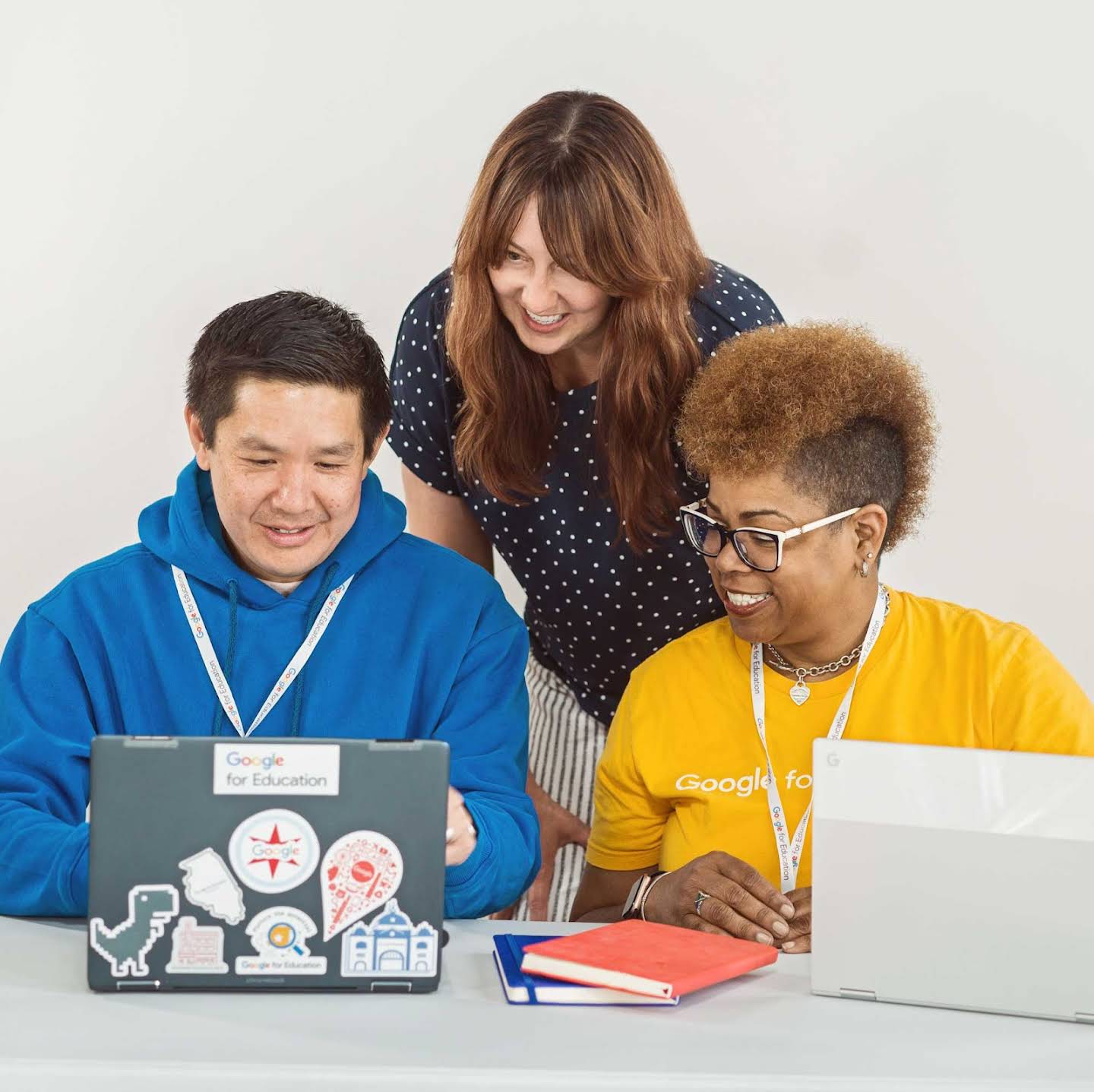 Immagine di tre insegnanti che collaborano su un Chromebook