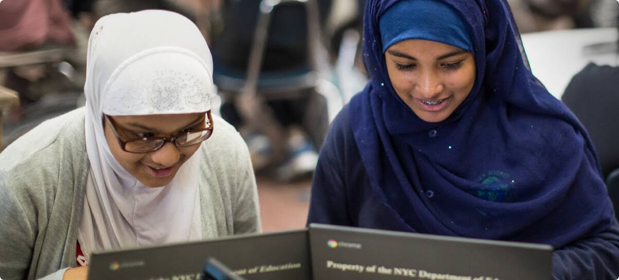 To elever som bruker Chromebook iført hijab