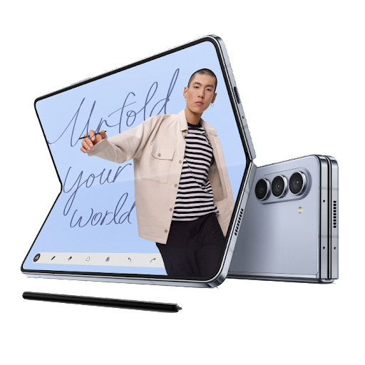 Un Samsung Galaxy Z Fold5 est posé sur un Galaxy Z Fold5 replié, accompagné d'un stylet. Le message "Ouvrez votre monde" s'affiche sur l'écran.