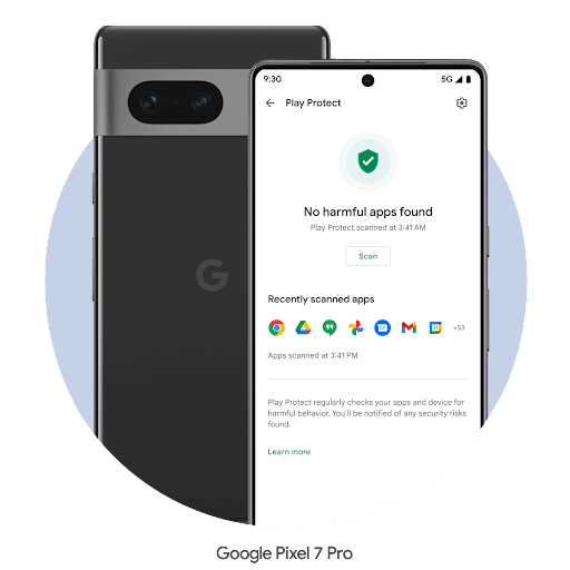 Un écran de téléphone Android sur lequel Google Play Protect est ouvert. L'icône d'un bouclier vert avec une coche est affichée avec le message "No harmful apps found" (Aucune application dangereuse détectée), confirmant que le téléphone de l'utilisateur est sécurisé.