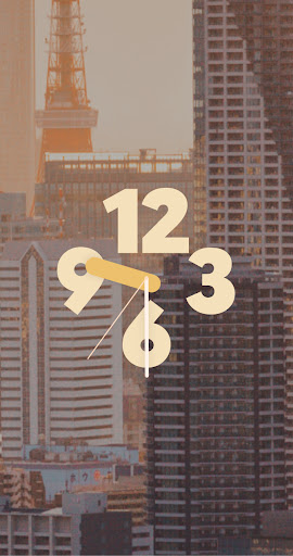 Uma foto monocromática de edifícios ao anoitecer com um relógio a indicar 09:30 sobreposto no centro.
