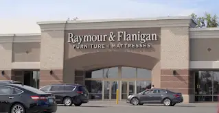 Pintu masuk toko Raymour & Flanigan.
