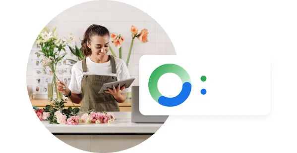Žena pracujúca v kvetinárstve sa pozerá na tablet, na prekrytí sa ukazuje porovnanie konverzií na internete a v predajni