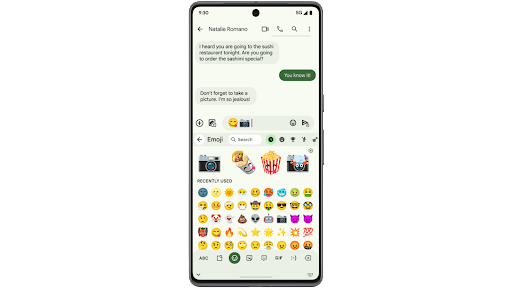 Alguém a usar a funcionalidade Emoji de cozinha num telemóvel Android para criar e partilhar um emoji de câmara combinado com um emoji de cara feliz com a língua de fora.