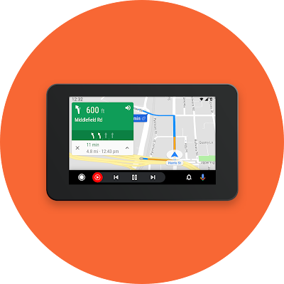 Dasbor mobil yang menampilkan navigasi dengan Android Auto