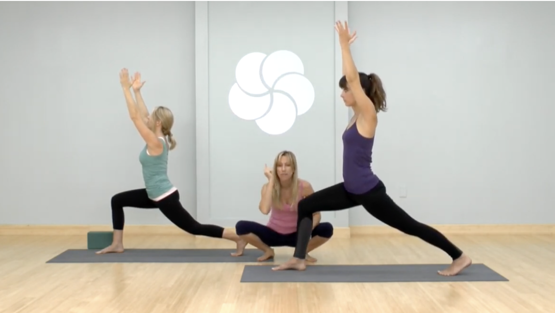 Một nhóm phụ nữ tập một tư thế yoga trong lớp yoga. 