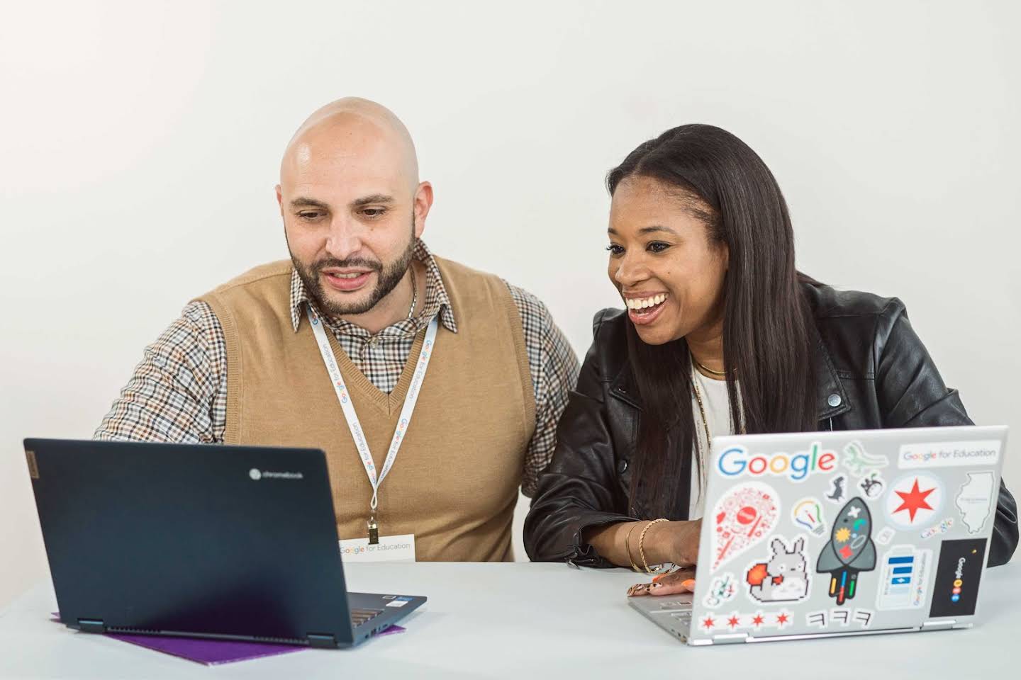 Imagem de dois educadores colaborando juntos em Chromebooks