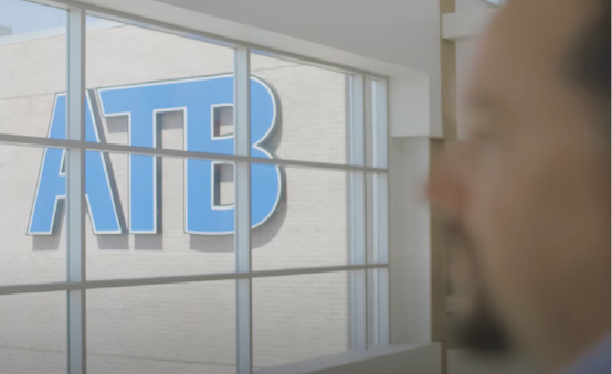 Logo di ATB su un edificio con un uomo che guarda fuori dalla finestra