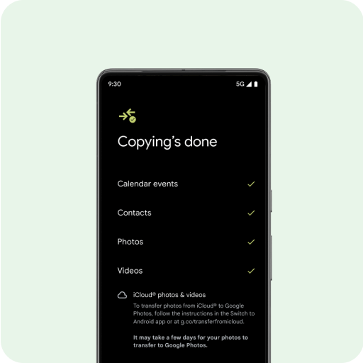 L'écran d'un tout nouveau téléphone Android affiche le message « Transfert de données en cours… » ainsi qu'une liste de contacts, de photos et de vidéos, d'événements d'agenda, de messages, de clavardages WhatsApp et de musique