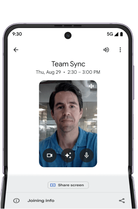 Un téléphone Pixel Fold pliable sur l'axe horizontal, en position ouverte, dont l'écran affiche une conversation Google Meet intitulée "Team Sync" (Mise au point pour l'équipe). L'interlocuteur écoute.