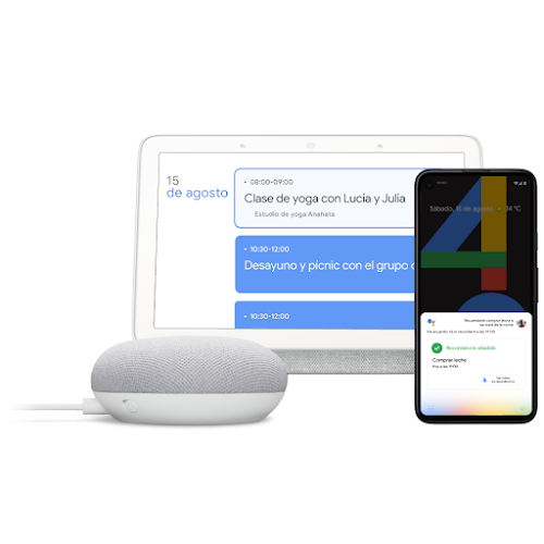 Un dispositivo Google Home, una laptop y un teléfono usan "Hey Google"