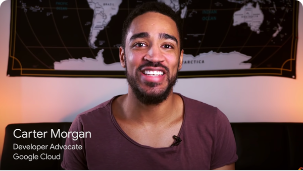 Carter Morgan, Developer Advocate de Google Cloud, aparece mirando a cámara y sonriendo.
