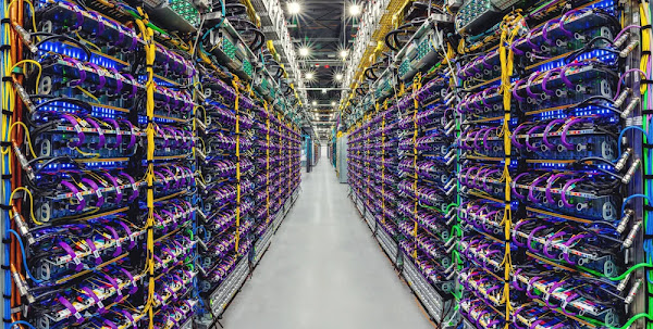 Image d'une allée d'un centre de données avec des rangées de serveurs. 
