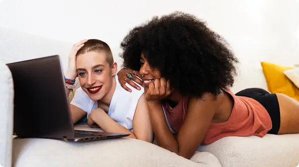 Deux femmes regardant un écran