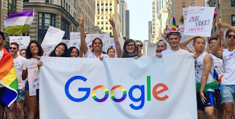 Un grupo de empleados del grupo de recursos para empleados LGBTQ+ de Google marchan juntos en un desfile del orgullo.