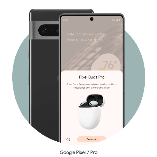 Un teléfono Pixel 7 Pro  se está conectando con unos auriculares Android. Al lado está la parte posterior del teléfono cerrada y orientada hacia la cámara.