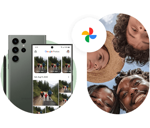 Une photo de quatre amis souriants avec le regard tourné vers le bas. En bas à gauche, on voit l'arrière d'un Galaxy S23 Ultra ainsi que l'écran de Google Photos affichant la même photo. En haut à droite se trouve l'icône de Google Photos.