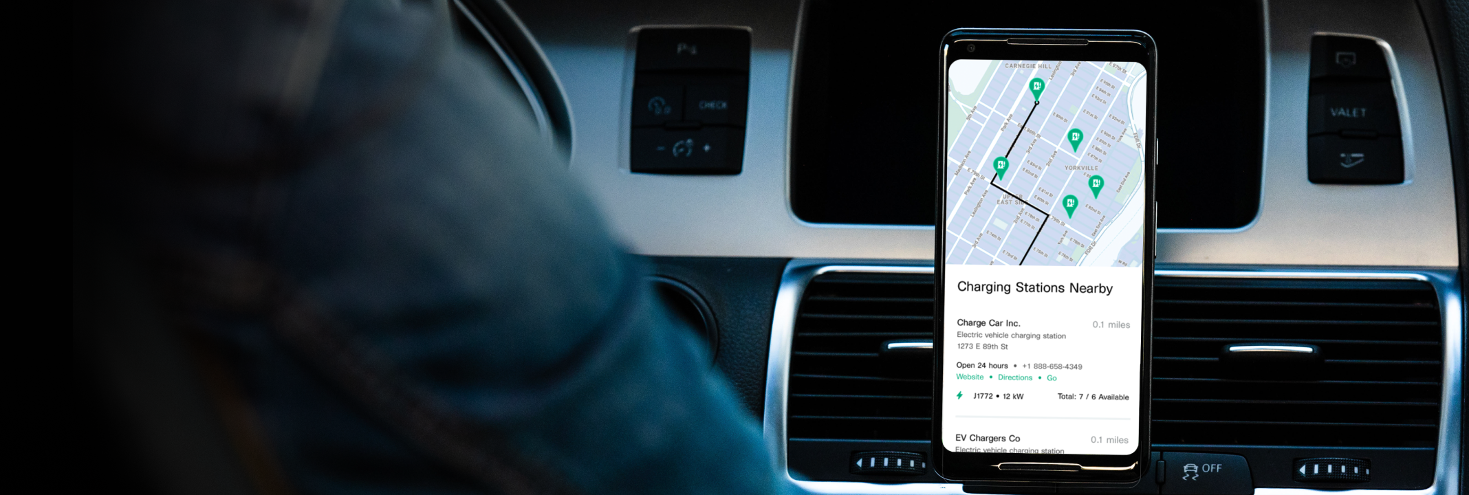 Ein Fahrer erhält auf seinem Smartphone Informationen zu Ladestationen in der Nähe