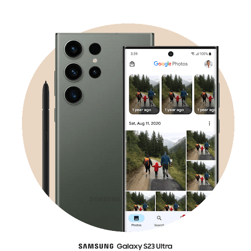 Skærmen på en Android-telefon viser et gitter med billeder, der for nylig er overført til Google Fotos.